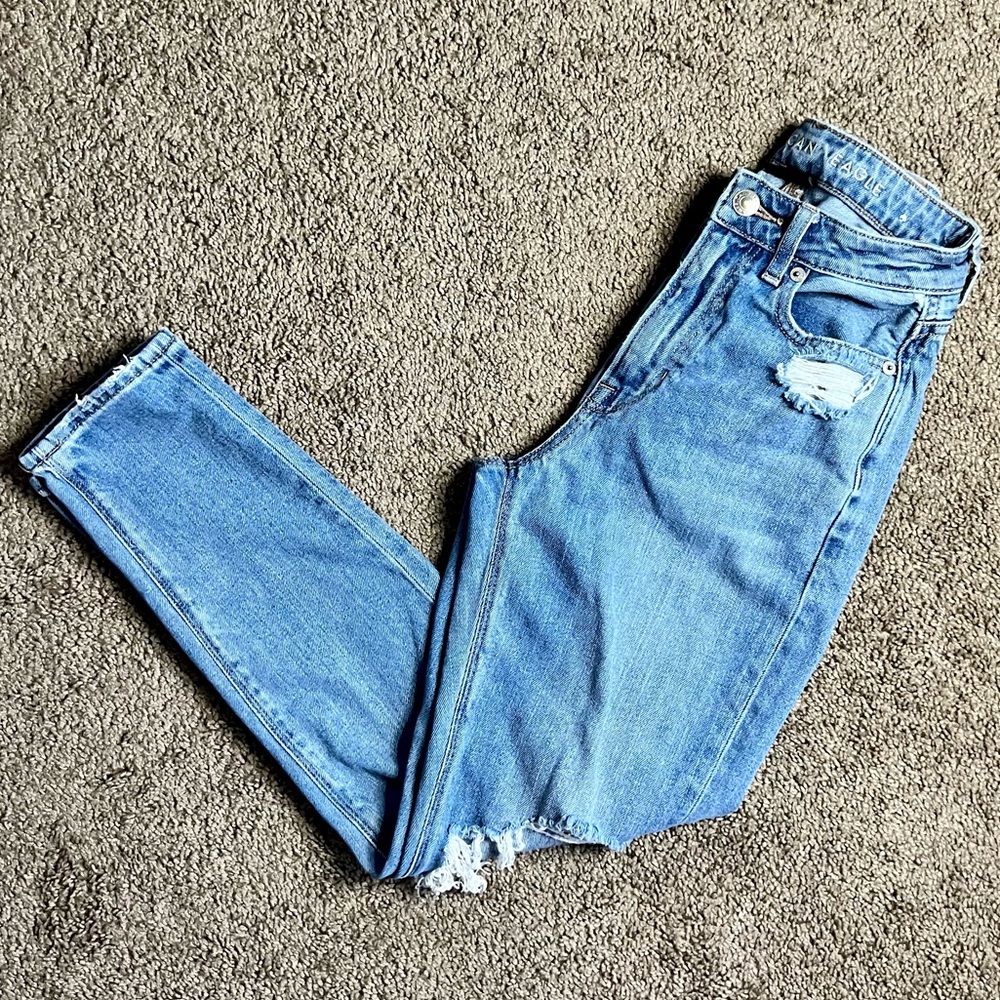 American Eagle Distressed Mom Jean Light Wash Size 000 Short